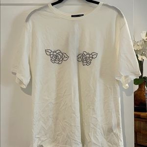 BRAND NEW White Tee w Design